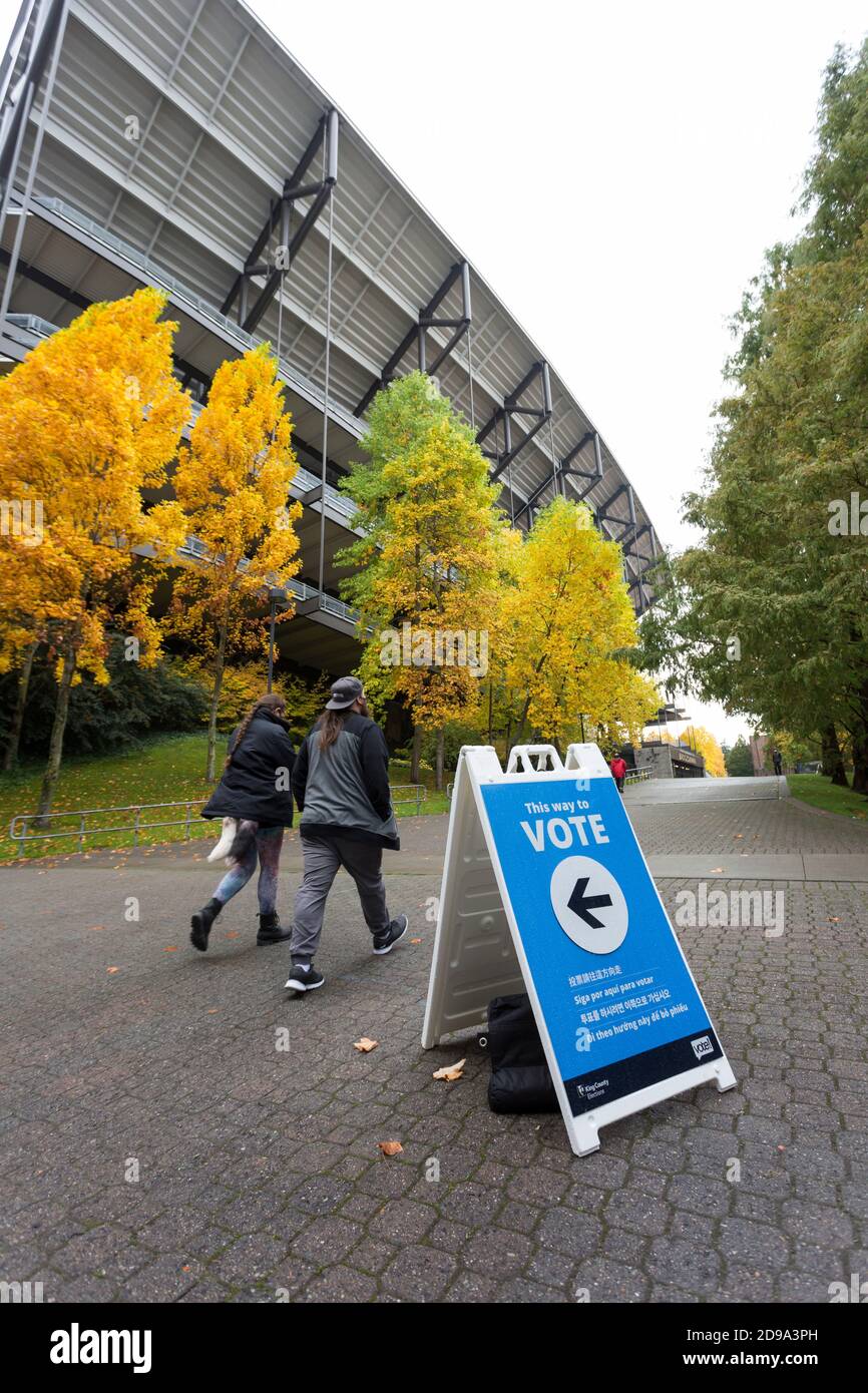 Seattle, Washington, États-Unis. 3 novembre 2020. Un panneau dirige les gens vers le centre de vote de l'Université de Washington. Crédit : Paul Christian Gordon/Alay Live News Banque D'Images