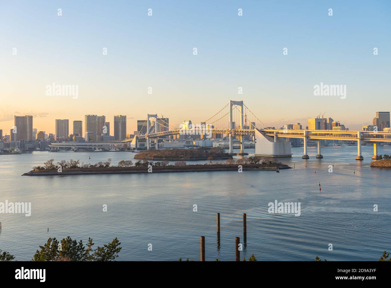 Baie de Tokyo au coucher du soleil avec vue sur Rainbow Bridge dans la ville de Tokyo, Japon. Banque D'Images