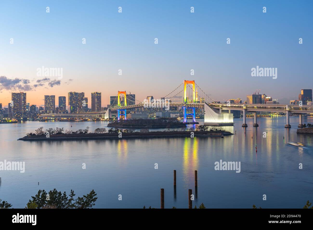 Baie de Tokyo la nuit avec vue sur Rainbow Bridge dans la ville de Tokyo, Japon. Banque D'Images