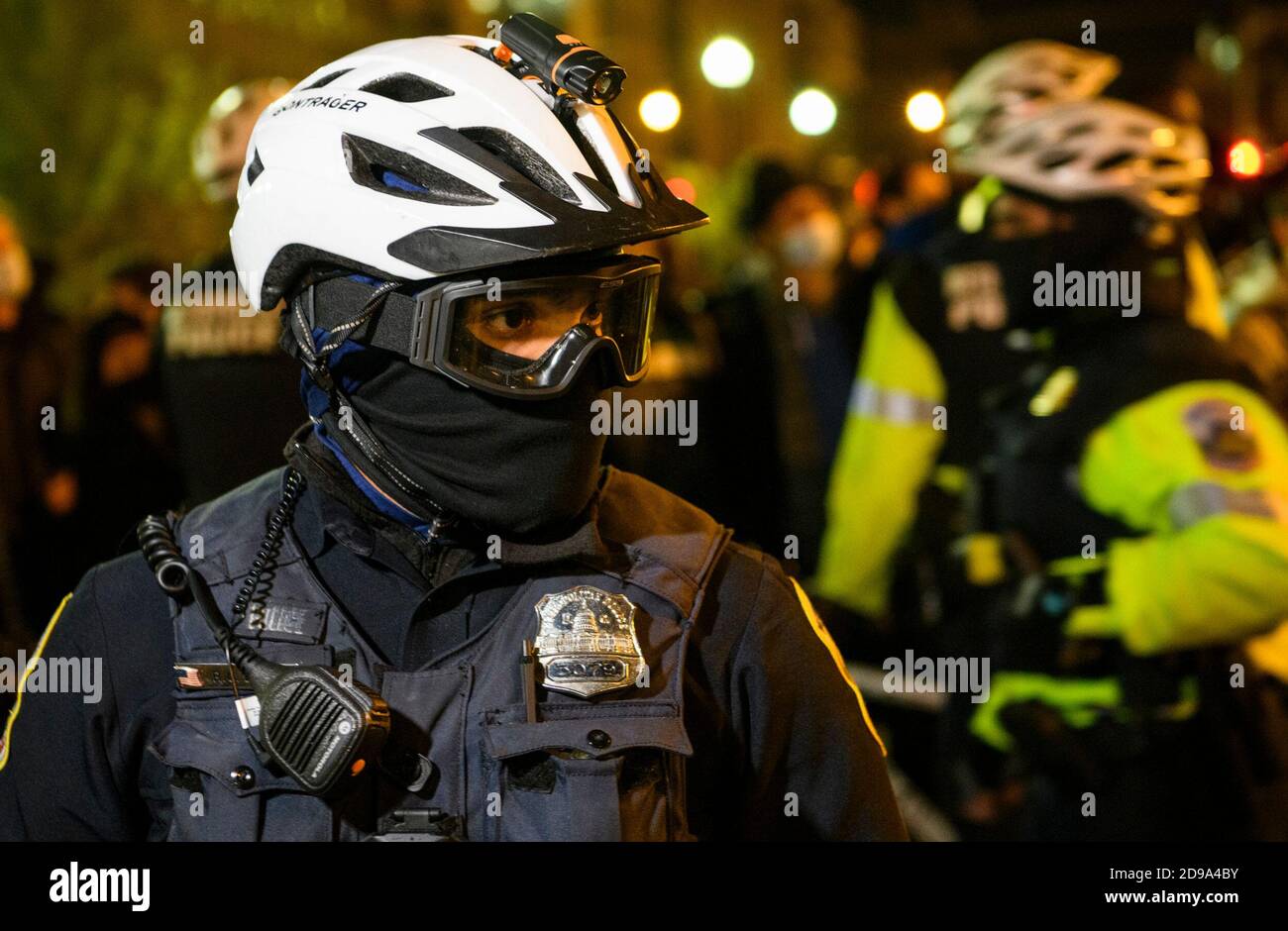 Washington DC, Washington DC, États-Unis d'Amérique. 3 novembre 2020. Des manifestants d'occuper et de DC et de Black Lives ont de l'importance à BLM plaza, le 3 novembre 2020. Des milliers de personnes se sont rassemblées autour de DC à mesure que les résultats de l'élection sont diffusés. Crédit : Perry Aston/ZUMA Wire/Alay Live News Banque D'Images