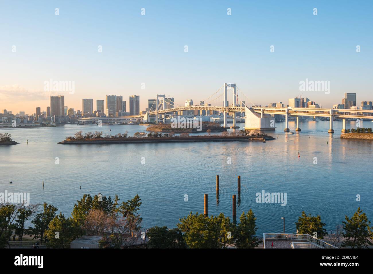 Rainbow Bridge avec vue sur la baie de Tokyo et la ville de Tokyo, Japon. Banque D'Images