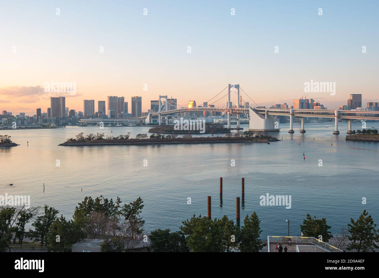 Vue sur la baie de Tokyo au coucher du soleil dans la ville de Tokyo, Japon. Banque D'Images
