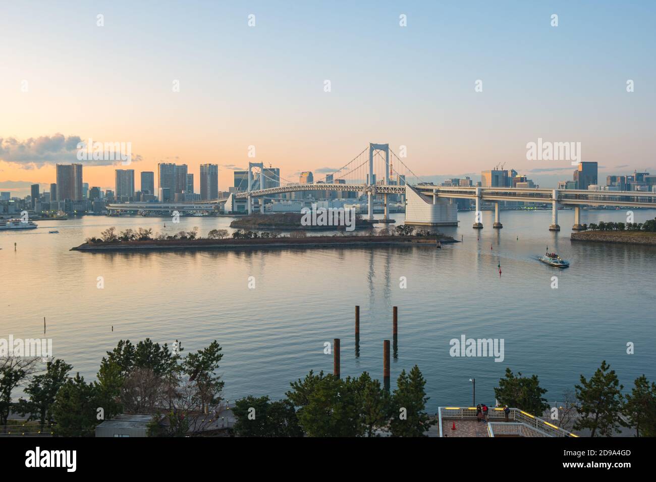 Vue panoramique sur la baie de Tokyo au coucher du soleil dans la ville de Tokyo, Japon. Banque D'Images