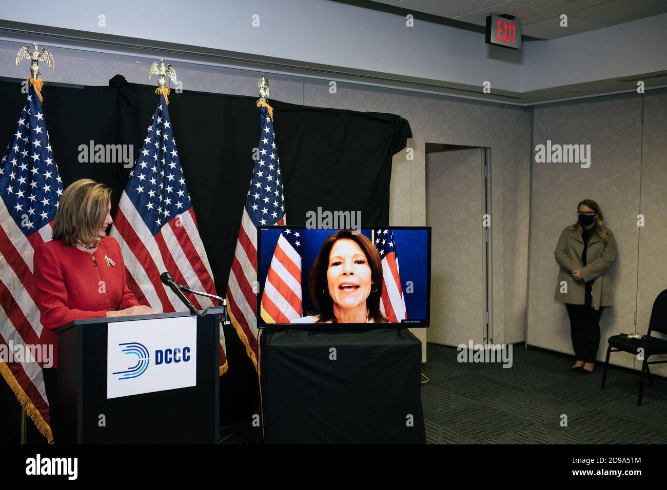 Washington, États-Unis d'Amérique. 03ème novembre 2020. La Présidente de la Chambre des représentants des États-Unis Nancy Pelosi (démocrate de Californie) tient une conférence de presse au siège du Comité de campagne du Congrès démocratique à Washington, DC le 3 novembre 2020, alors que les résultats des élections de 2020 sont comptabilisés. Cheri Bustos, présidente du DCCC, est apparue virtuellement de Moline, Illinois.Credit: Alyssa Schukar/Pool via CNP | usage dans le monde crédit: dpa/Alay Live News Banque D'Images