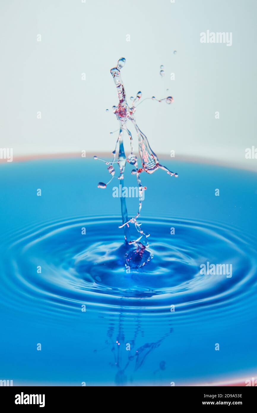 Arrière-plan abstrait de l'eau de couleur, collision des gouttes de couleur, le concept art avec effet abstrait. Banque D'Images