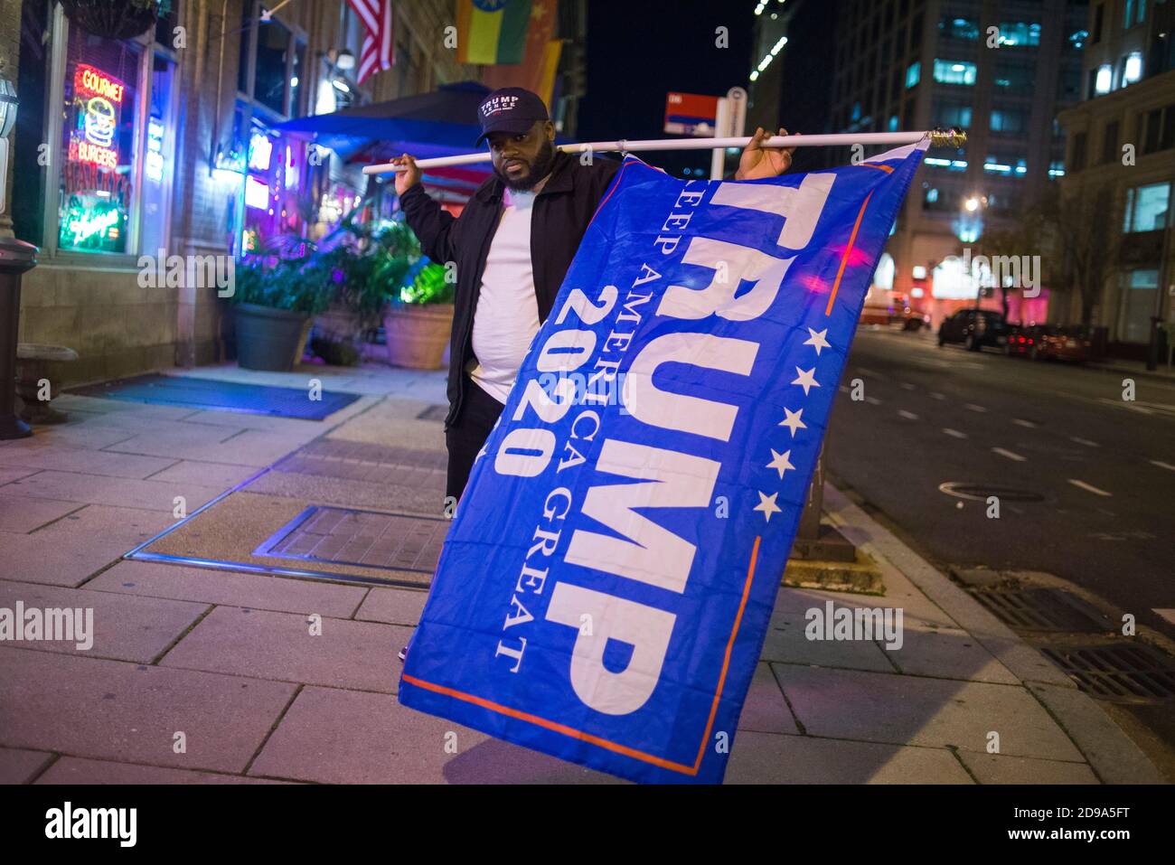Washington DC, États-Unis, 3 novembre 2020. Soutien de Black Trump avec drapeau le soir des élections, Washington DC, États-Unis. Yuriy Zahvoyskyy / Alamy Live News Banque D'Images