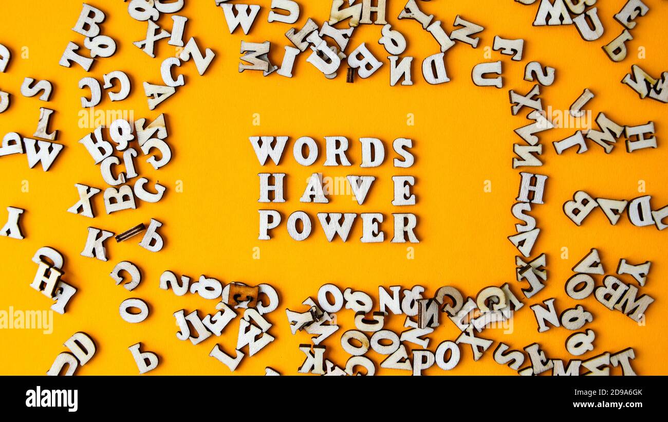 Les Mots De Citation Ont Le Pouvoir Fait De Lettres En Bois Sur Fond Jaune Vif Photo Stock Alamy