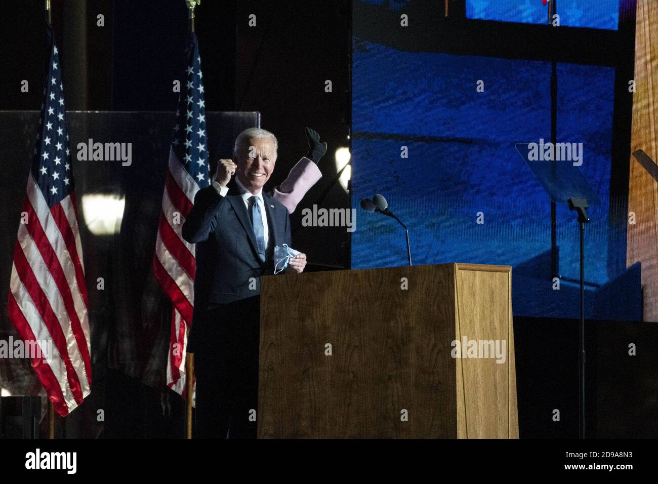 Wilmington, États-Unis. 04e novembre 2020. Joe Biden, candidat démocrate à la présidence en 2020, gestes à l'égard de partisans lors d'un parti de nuit d'élection à Wilmington, Delaware, le mercredi 4 novembre 2020. Le président Donald Trump a une fois de plus défié les sondages et les prédictions, avec une nette avancée dans la ceinture du soleil dans les premiers résultats qui semblent réduire considérablement la voie de la victoire de Biden. Photo de piscine par Sarah Silbiger/UPI crédit: UPI/Alay Live News Banque D'Images