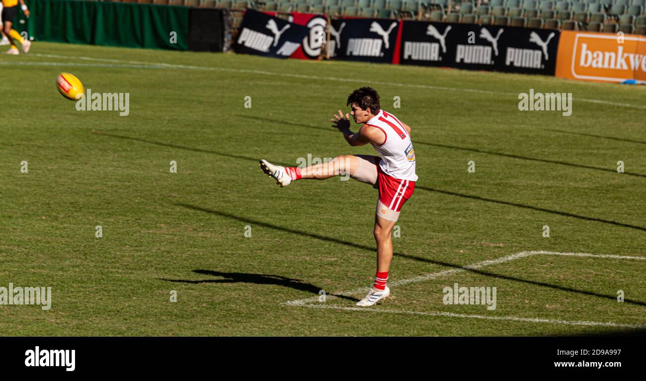 Des matchs de football australien ont été joués à Perth, en Australie  occidentale. Moins de 18 règles australiennes de football Photo Stock -  Alamy