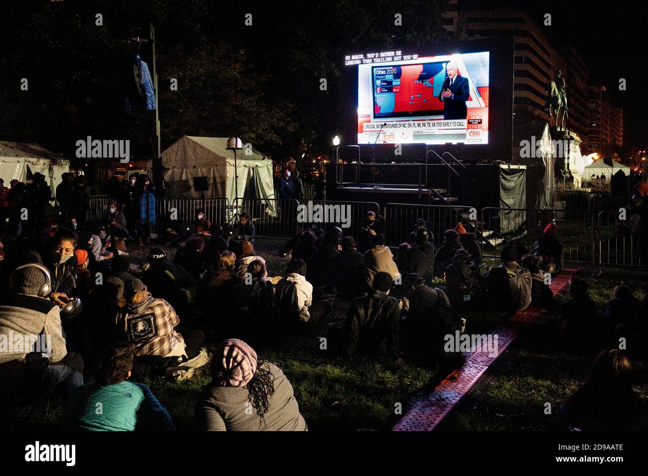 Washington, États-Unis. 03ème novembre 2020. Les gens sont vus pendant le parti de veille de nuit des élections à la place McPherson. Crédit : SOPA Images Limited/Alamy Live News Banque D'Images