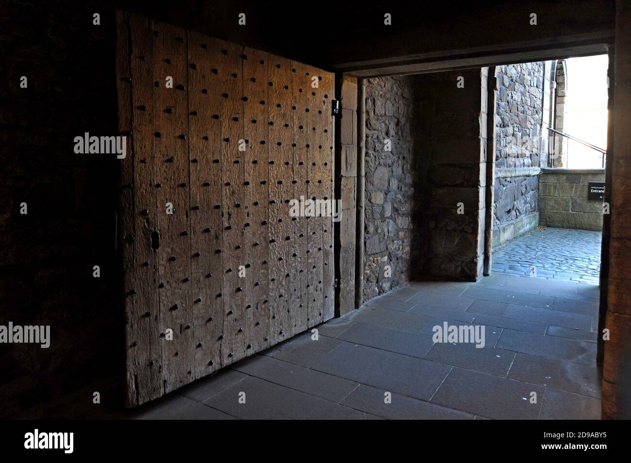 Une porte médiévale en chêne cloutée au château de Stirling, en Écosse Banque D'Images