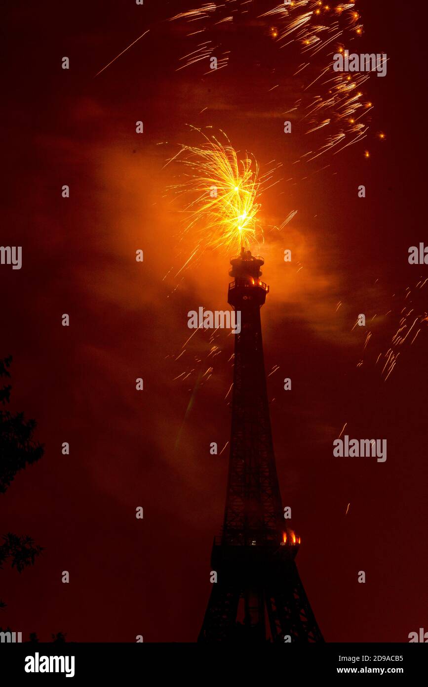 Feux d'artifice à la tour Eiffel à Lahore pendant la bonne année célébrations Banque D'Images