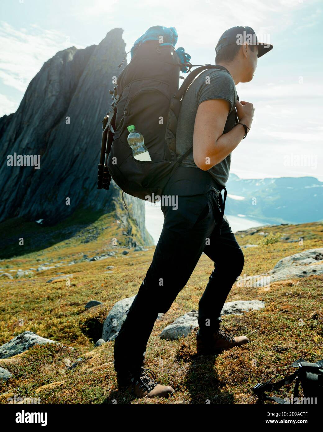 Backpacker homme randonnée dans les montagnes avec bouteille d'eau dans son  poche latérale pour sac à dos Photo Stock - Alamy