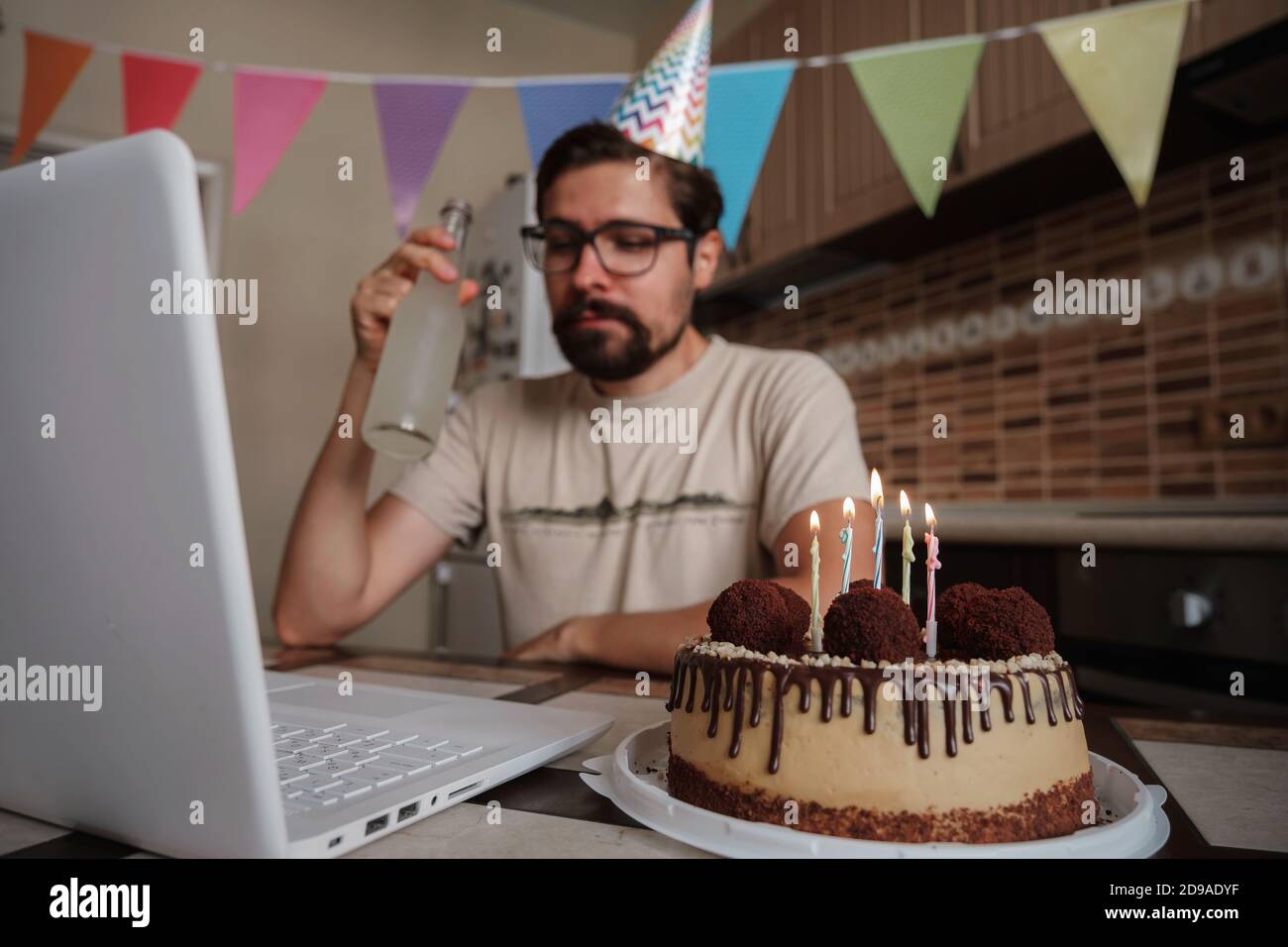 Homme Celebrant Son Anniversaire En Ligne En Temps De Quarantaine Guy Celebrant Son Anniversaire Par Le Biais D Une Fete Virtuelle Par Appel Video Avec Des Amis Eclosion De Coronavirus 2 Photo Stock Homme Celebrant Son Anniversaire En Ligne En Temps De Quarantaine Guy Celebrant Son Anniversaire Par Le Biais D Une Fete Virtuelle Par Appel Video Avec Des Amis Eclosion De Coronavirus 2 Photo Stock