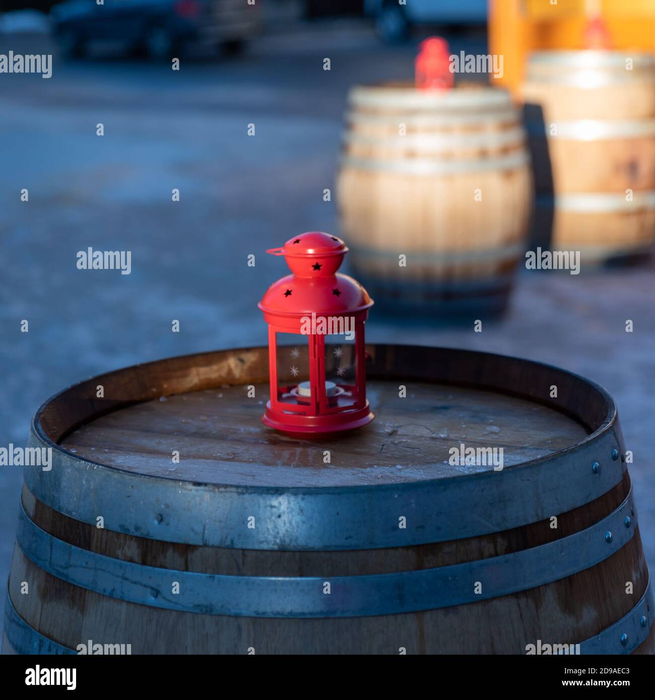 Bougie rouge sur barillet à vin. Concept vacances et hiver. Banque D'Images