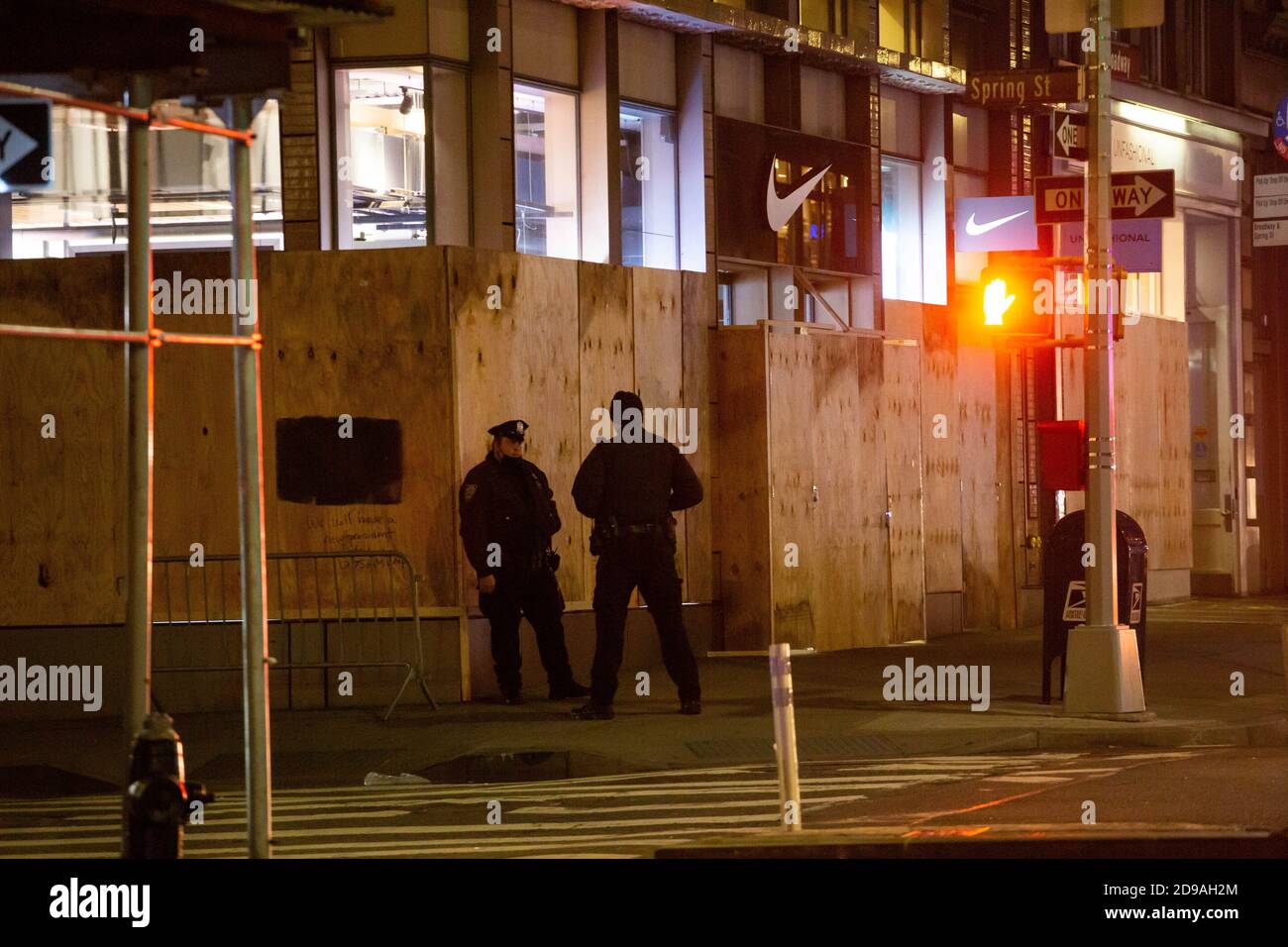 New York, États-Unis. 4 novembre 2020. Les policiers du département de police de New York (NYPD) sont en garde devant les boutiques, qui sont à bord en cas de troubles sociaux possibles lors de l'élection présidentielle américaine de 2020, dans le quartier de SoHo à New York, aux États-Unis, le 4 novembre 2020. Credit: Michael Nagle/Xinhua/Alay Live News Banque D'Images