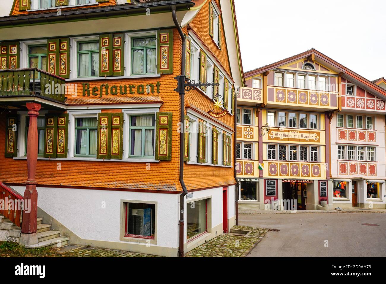 Appenzell est le village suisse traditionnel célèbre pour ses maisons pittoresques aux façades peintes. Canton d'Appenzell, Suisse. Banque D'Images