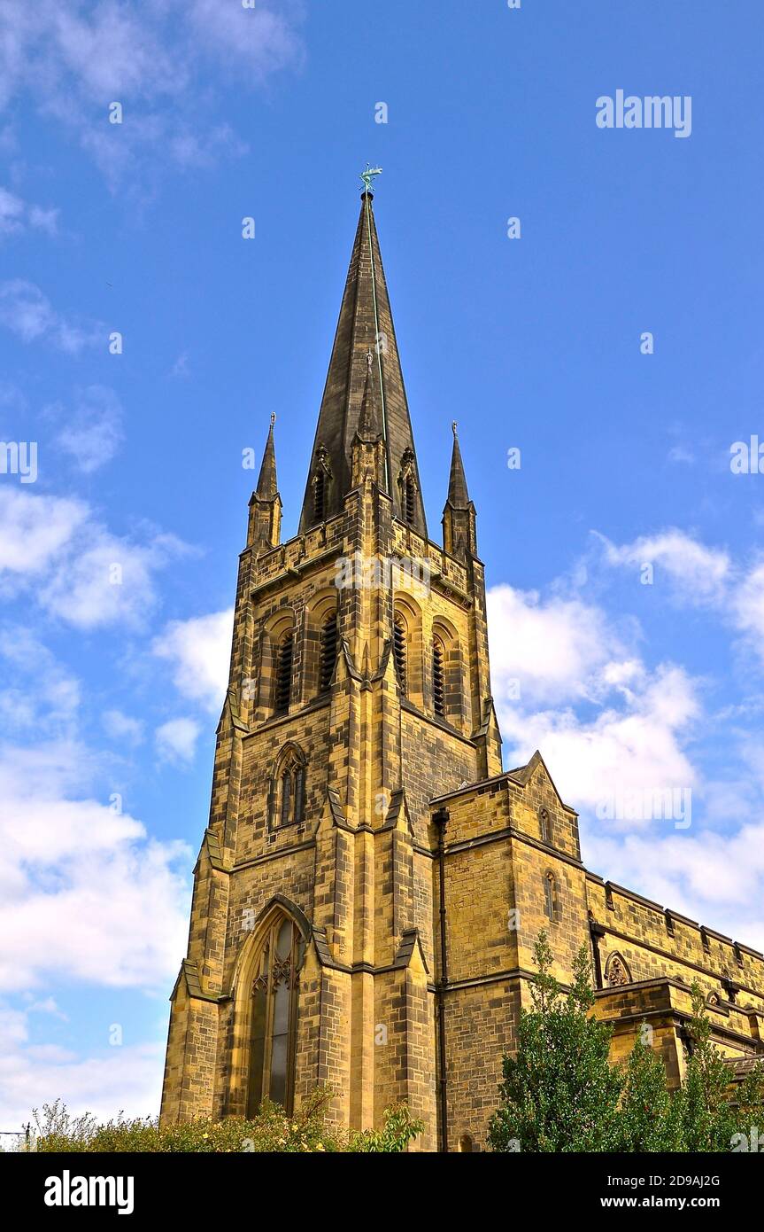 Église traditionnelle anglaise avec une flèche d'église conique et un beffroi rectangulaire, pris lors d'une belle journée d'été. Banque D'Images
