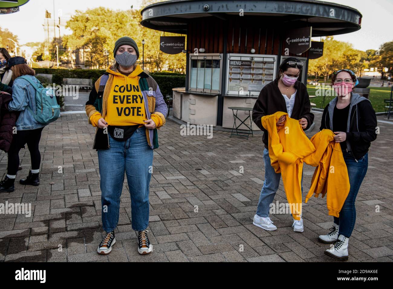 Pittsburgh, États-Unis. 03ème novembre 2020. Jeunes étudiantes électrices avec des sweats à capuche « chaque vote compte ».sur le campus de l'université de Pittsburgh, de nombreux étudiants organisent des campagnes de vote par le biais de panneaux, autocollants et messages texte à leurs amis pendant le jour des élections aux États-Unis. Crédit : SOPA Images Limited/Alamy Live News Banque D'Images