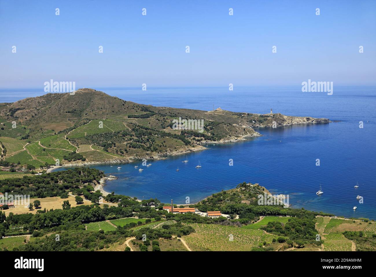 Pyrénées-Orientales (Pyrénées de l'est, sud de la France) : vue aérienne de l'anse Paulilles dans la ville de Port-Vendres au fond des Alberes Ma Banque D'Images