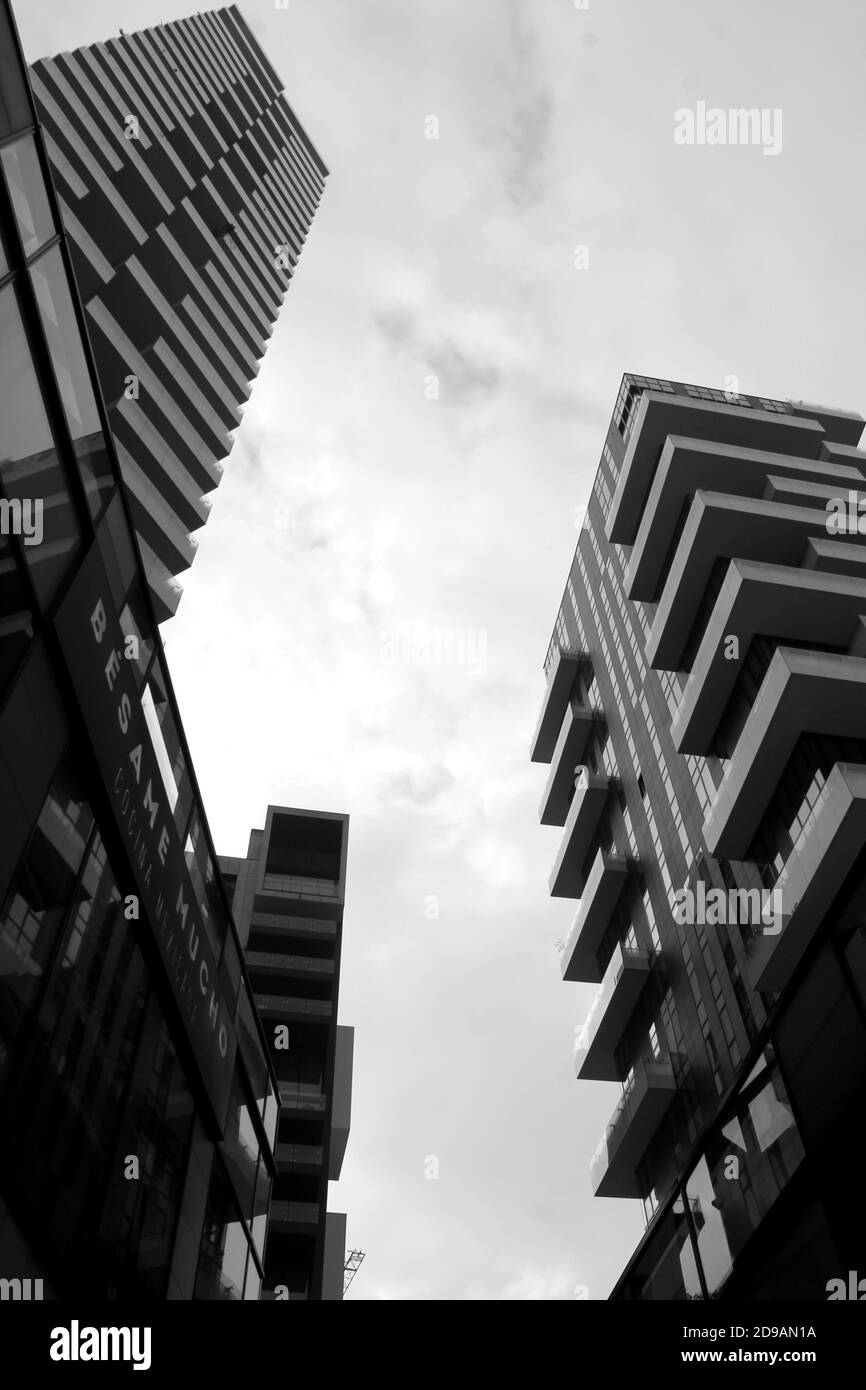 Bâtiments de Milan par en-dessous Banque D'Images