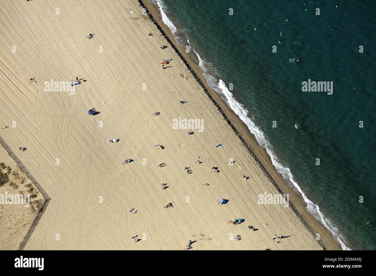 Pyrénées-Orientales (Pyrénées orientales, sud de la France) : vue aérienne des touristes sur la plage d'Argeles-Plage Banque D'Images