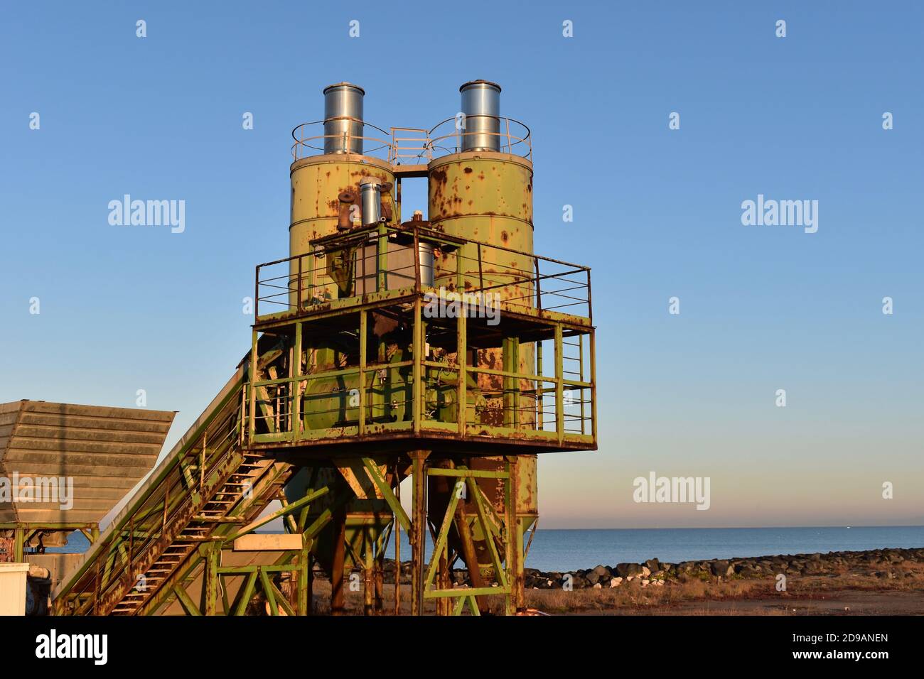 Ancien équipement démonté où ils ont moulé le béton. Il se trouve sur la plage près de Rome. Épave de métal rouillée dans une matinée brillante avec un horizon très soigné Banque D'Images