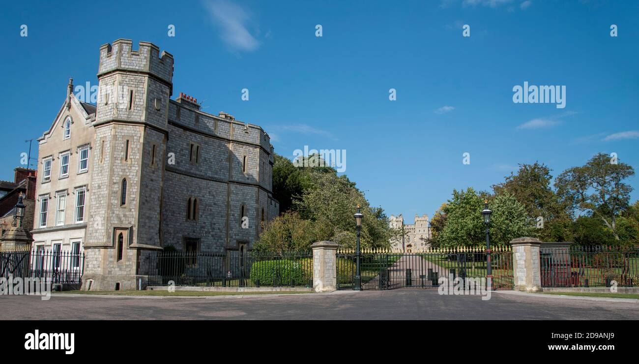 Windsor, Berkshire, Angleterre, Royaume-Uni. 2020. Château de Windsor en direction de la porte George VI et des appartements de visiteurs de la longue promenade. Banque D'Images