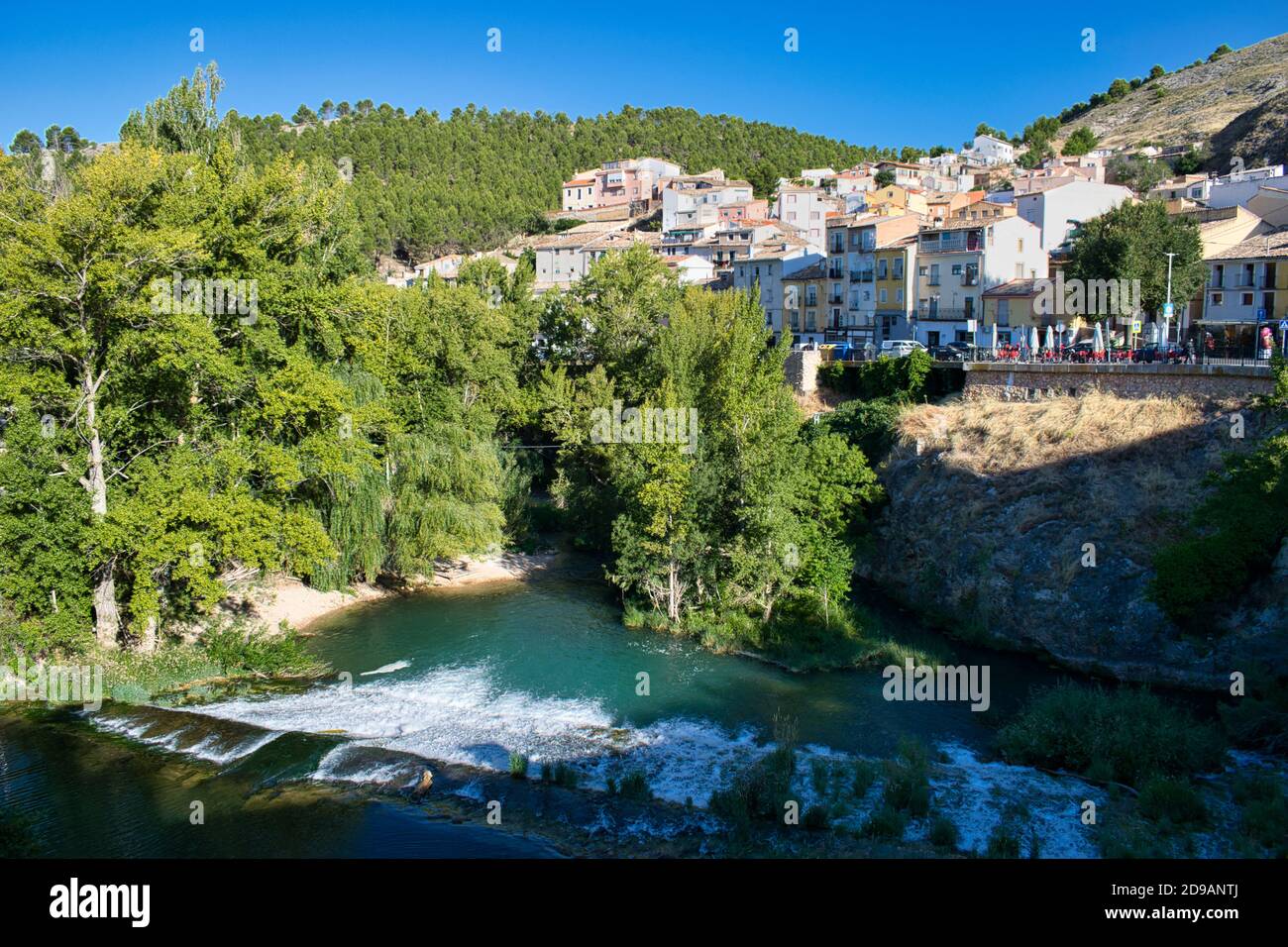 Fleuve Jucar et quartier de San Anton dans la ville de Cuenca, Espagne Banque D'Images