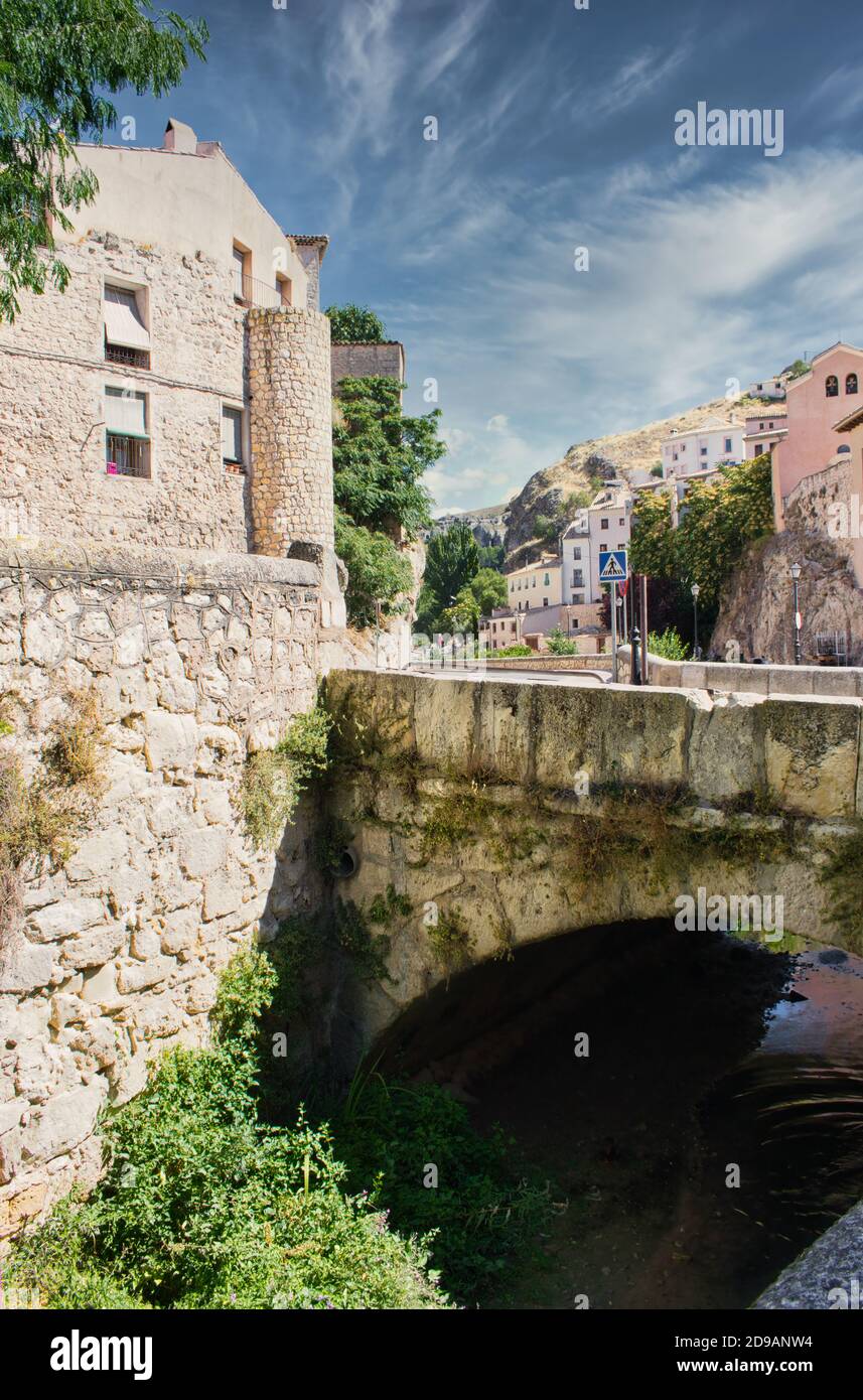 Pont en pierre sur la rivière Huecar qui traverse la ville de Cuenca, en Espagne Banque D'Images