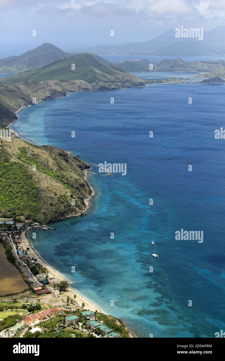 Les Caraïbes, Saint-Kitts-et-Nevis : vue aérienne de la baie de Basseterre sur l'île de Saint-Christopher. En arrière-plan, l'île de Nevis séparée par un sha Banque D'Images