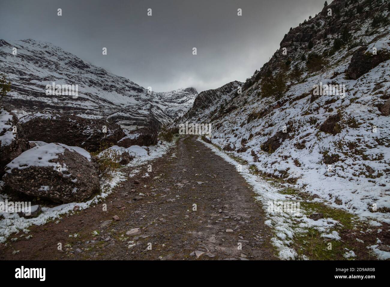 Montagnes enneigées dans les Pyrénées aragonaises. Chemin des pâturages de Guarrinza à la vallée d'Aguas Tuertas, Hecho et Anso, Huesca, Espagne. Banque D'Images