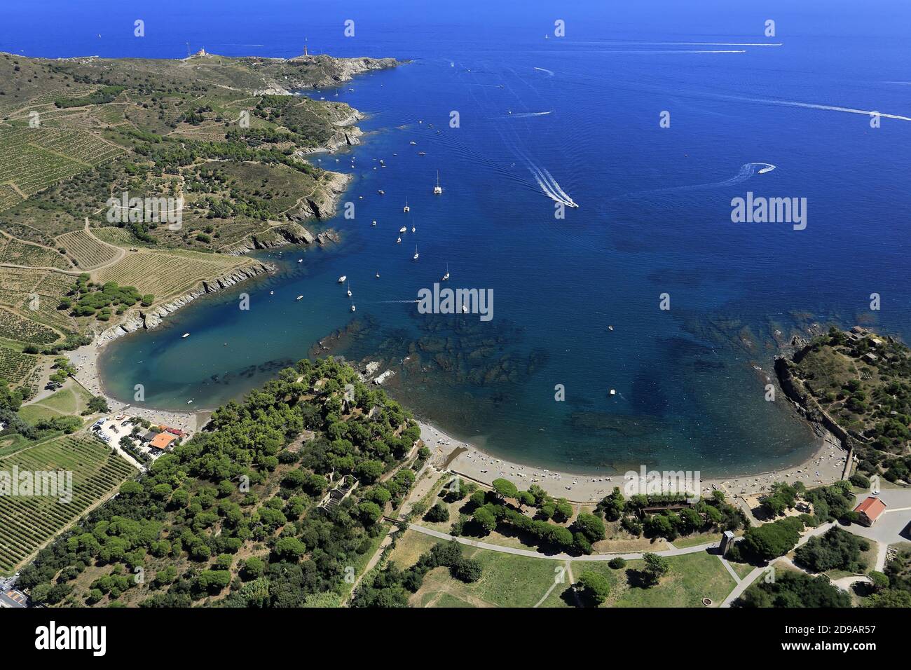 Port-Vendres (sud de la France) : vue aérienne de l'anse des Paulilles, zone protégée sur la Méditerranée, au fond du massif des Alberes. Sa Banque D'Images