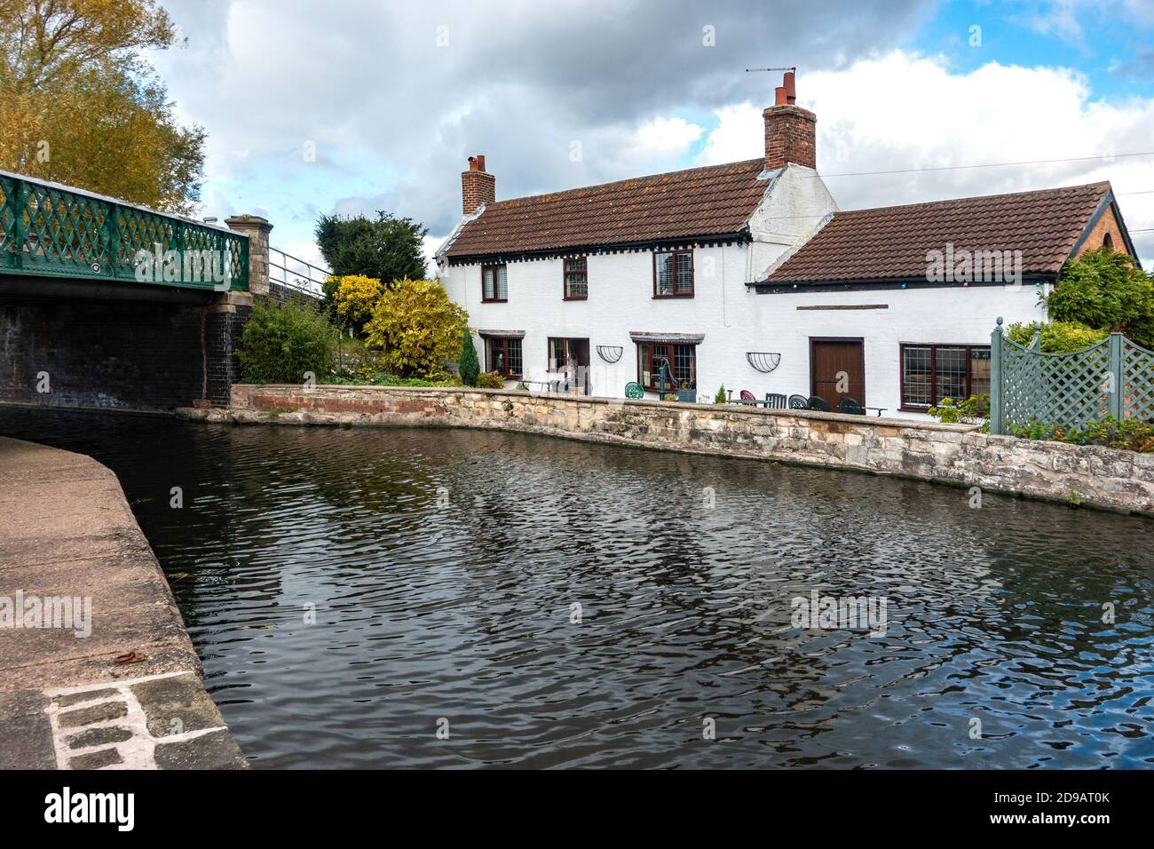 Chalet au bord du canal Chesterfield à Clayworth près de Retford Banque D'Images