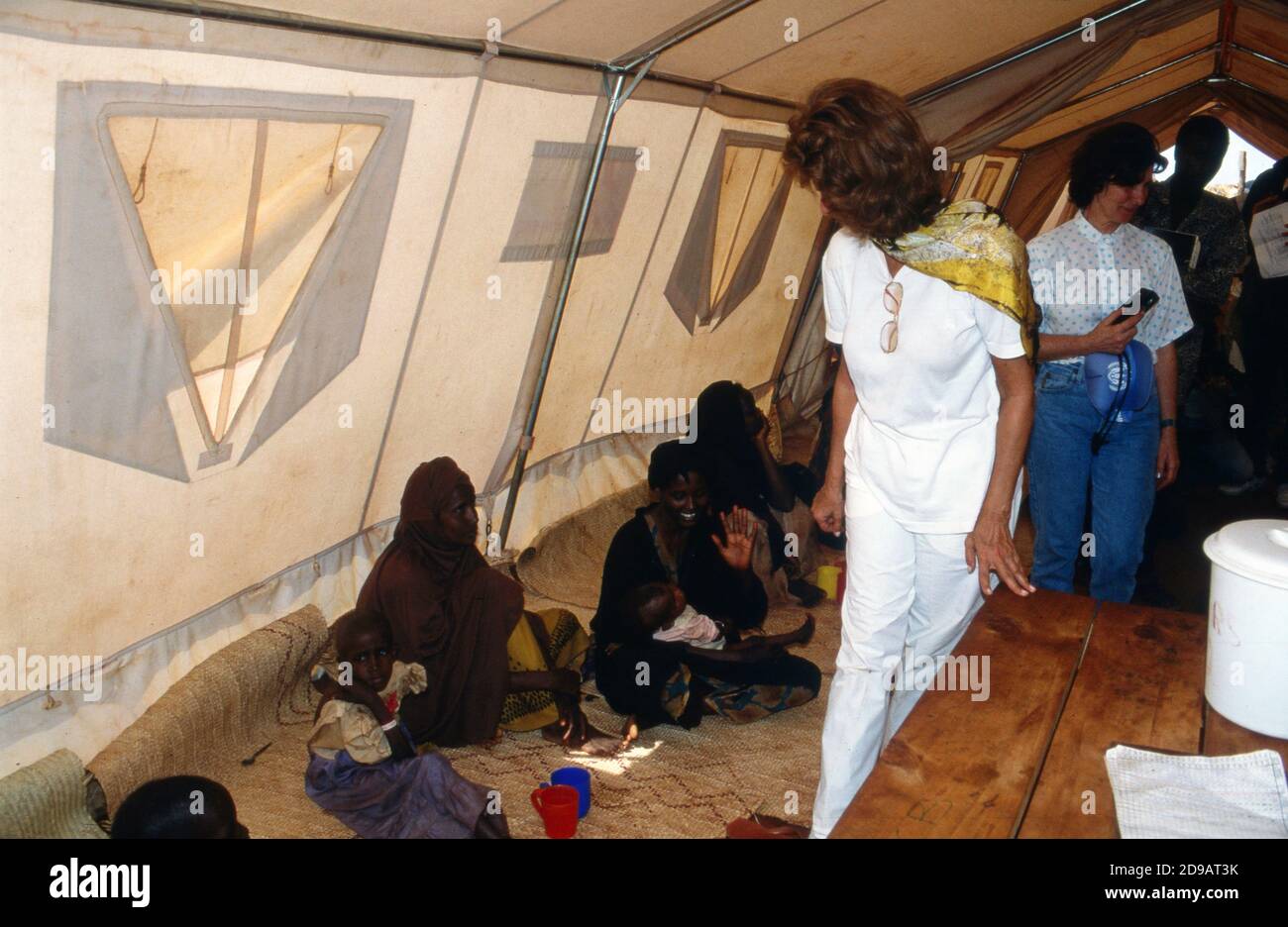 Sophia Loren kümmert sich um Hungernde und Flüchtlingskinder en Somalie, 1993. Banque D'Images