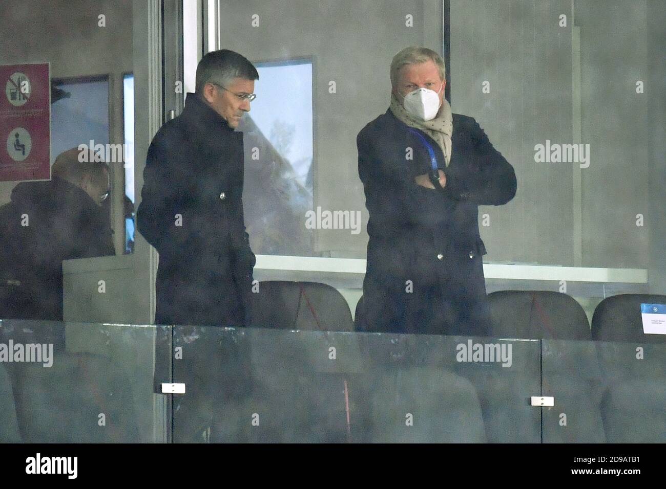 De gauche à droite : Herbert HAINER (président FC Bayern Munich), Oliver KAHN (président désigné de l'équipe de direction de la FCB) avec masque, masque sur les stands. FC Red Bull Salzburg - FC Bayern Munich 2-6 football Champions League, Groupe A, stade de groupe, 3e jour de match, le 3 novembre 2020 RED BULL ARENA SALZBURG LA RÉGLEMENTATION DFL INTERDIT TOUTE UTILISATION DE PHOTOGRAPHIES COMME SÉQUENCES D'IMAGES ET/OU QUASI-VIDÉO. | utilisation dans le monde entier Banque D'Images