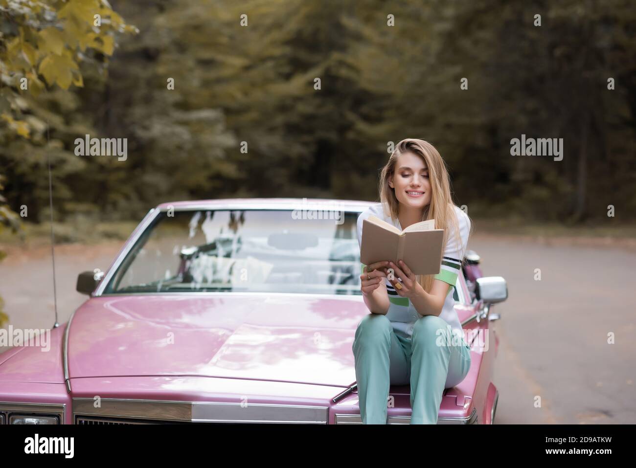 Femme assise sur le capot de la voiture Banque de photographies et d ...