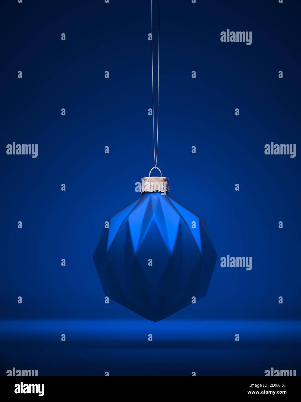 Boule de Noël bleu roi avec capuchon décoratif argenté accroché à la corde.  Décoration de Noël avec motif géométrique moderne. Décoration de Noël,  festiv Photo Stock - Alamy
