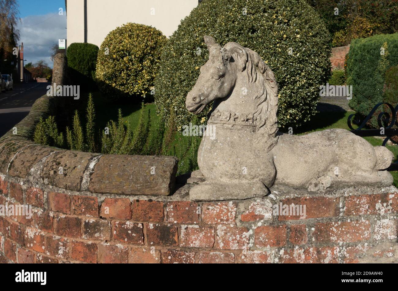 Grande sculpture en pierre d'un cheval à l'entrée de une allée Banque D'Images