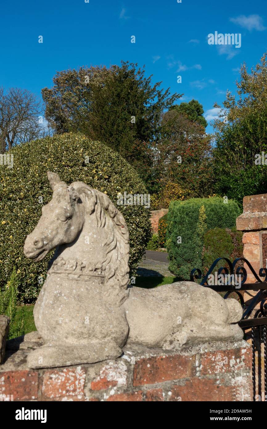 Grande sculpture en pierre d'un cheval à l'entrée de une allée Banque D'Images
