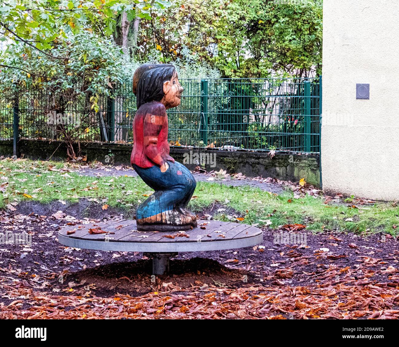 Homme en bois sur le joyeux aller dans le jardin de la maternelle ville école maternelle à Kleine Auguststraße 10-12,Mitte,Berlin. Banque D'Images