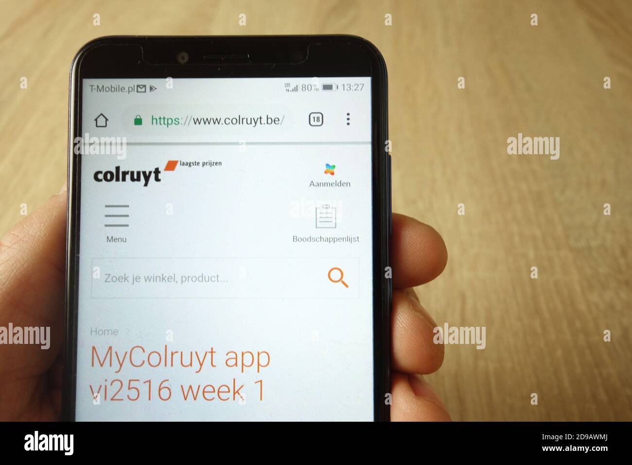 KONSKIE, POLOGNE - 18 mai 2019: Nouveau smartphone Colruyt affiché sur téléphone mobile caché dans la poche de jeans Banque D'Images
