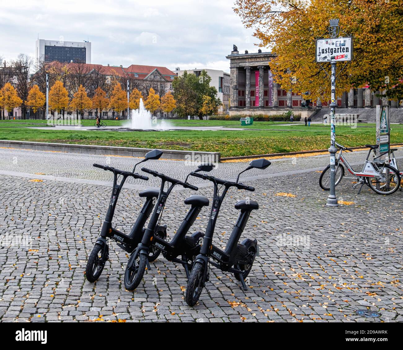 E-scooter Black Wheels avec siège stationné à Lustgarten, Museum Island, Mitte, Berlin. Location de scooters avec sièges, location de scooter assis. Banque D'Images