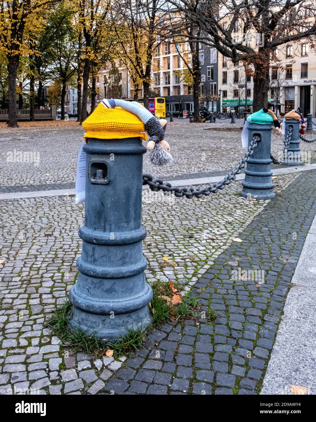 Bombardement de fils sur Ebertstrasse. Les bombardiers de fils ont attaché des poupées en crochet aux bollards à l'entrée de Tiergarten, Mitte, Berlin Banque D'Images