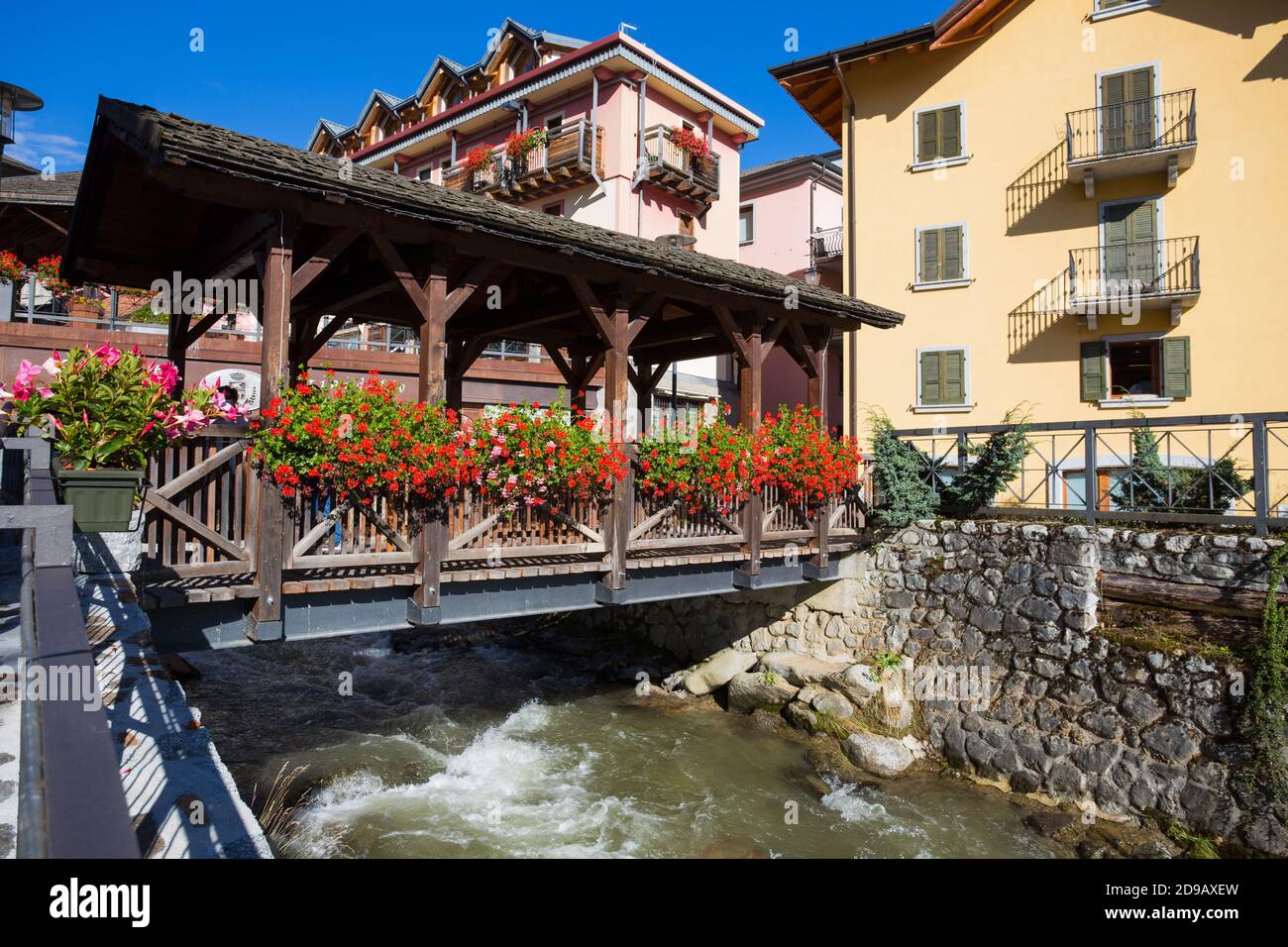 Le pont en bois typique avec fleurs simbol de la ville de Ponte di Legno, province de Brescia, Italie. Banque D'Images
