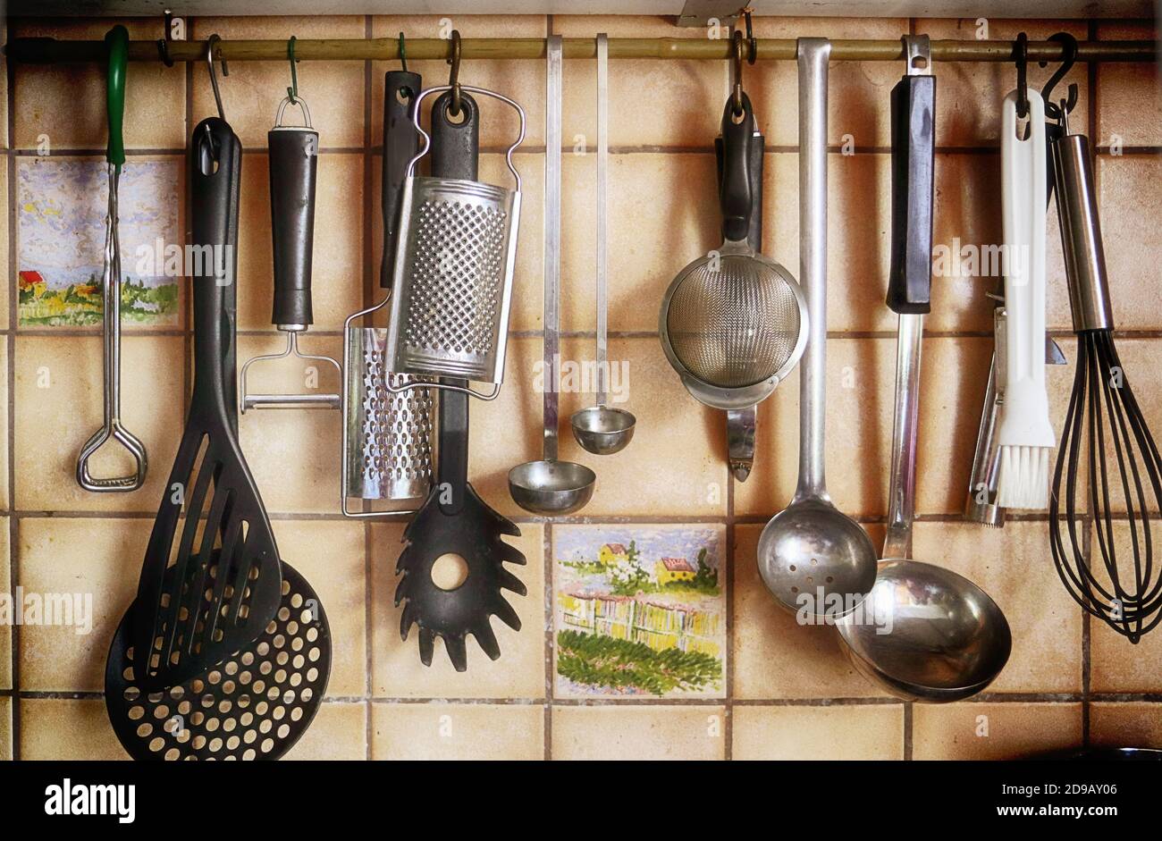 ustensiles de cuisine suspendus dans la cuisine prêts à préparer des aliments Banque D'Images