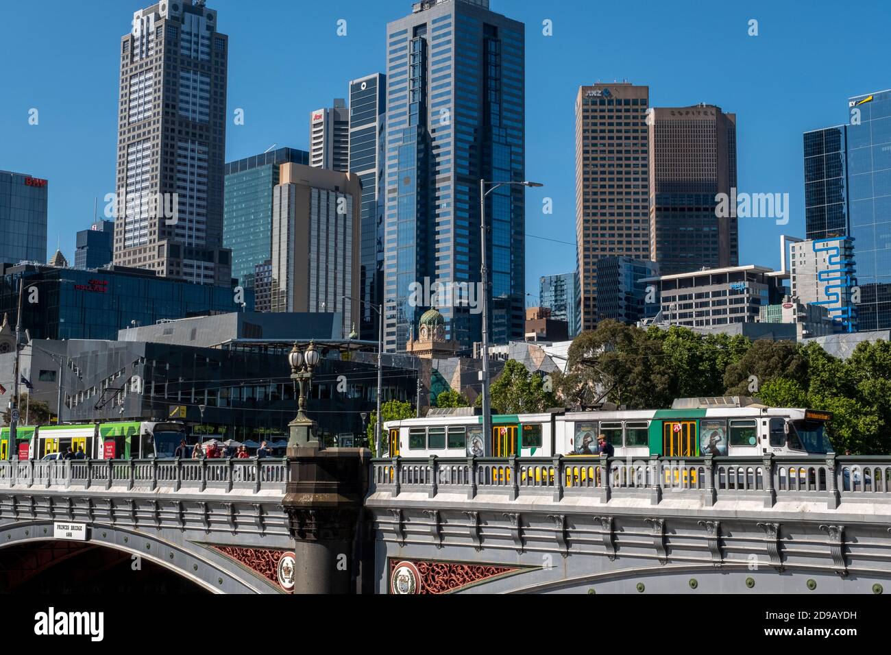 Il y a très peu de personnes qui marchent dans la ville à cause des blocages et du coronavirus. Melbourne Australie Banque D'Images