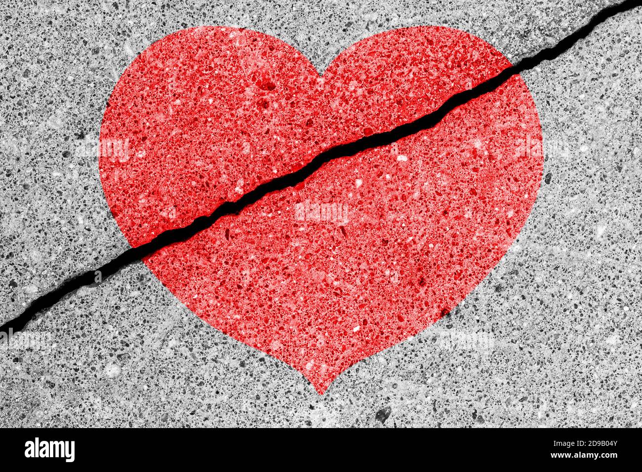 Cœur Rouge Sur Une Texture Craquelee Le Concept De Coeur Brise La Fin De L Amour Et La Deception Photo Stock Alamy