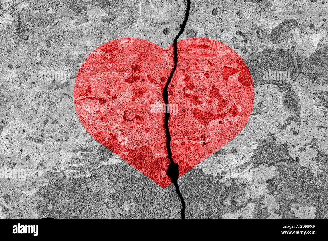 Cœur Rouge Sur Une Texture Craquelee Le Concept De Coeur Brise La Fin De L Amour Et La Deception Photo Stock Alamy