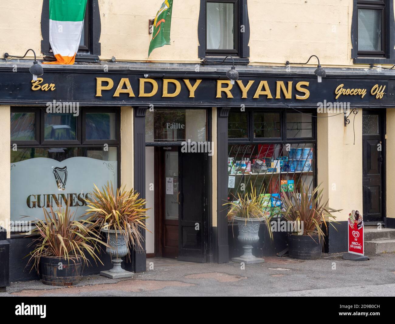 Paddy Ryan's Pub - maison publique, épicerie et hors licence - main Street, Horseleap, Moate, Co. Westmeath, Irlande. Banque D'Images
